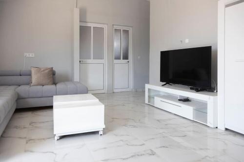 Μια τηλεόραση ή/και κέντρο ψυχαγωγίας στο 2 bdr cozy apartment in city center, Wifi - LCGR