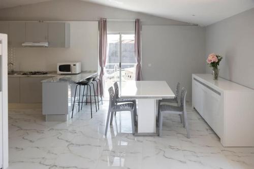 Η κουζίνα ή μικρή κουζίνα στο 2 bdr cozy apartment in city center, Wifi - LCGR