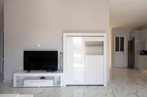 Μια τηλεόραση ή/και κέντρο ψυχαγωγίας στο 2 bdr cozy apartment in city center, Wifi - LCGR