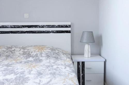 Ένα ή περισσότερα κρεβάτια σε δωμάτιο στο 2 bdr cozy apartment in city center, Wifi - LCGR