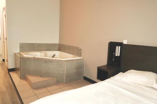 Una cama o camas en una habitación de Studio 6 Elkhart, IN- Kitchenette Rooms