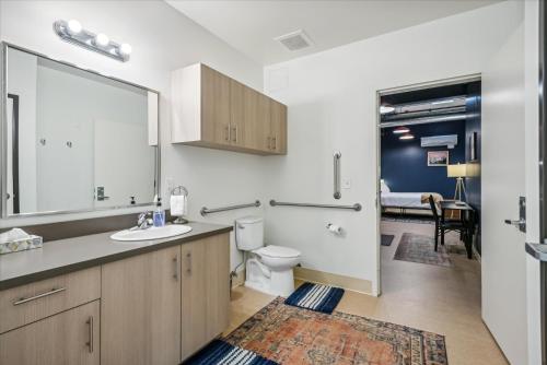 Koupelna v ubytování VioletSuitesPDX Boutique Hotel