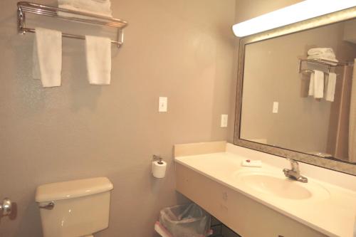 Un baño de Studio 6 Elkhart, IN- Kitchenette Rooms