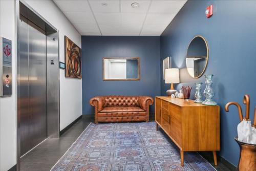 a living room with a couch and a mirror at VioletSuitesPDX Boutique Hotel in Portland