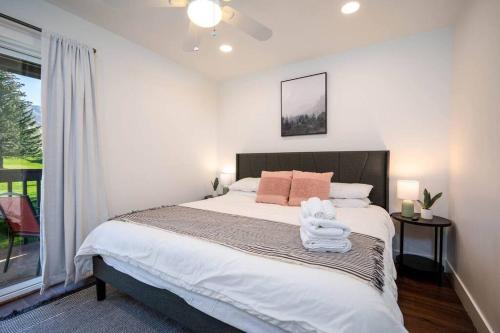 a bedroom with a bed with two towels on it at Welcoming Wolf Getaway in Eden