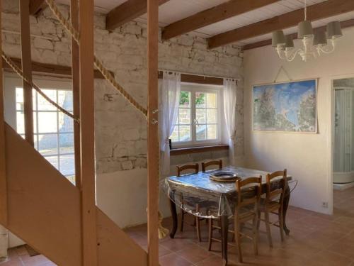 une salle à manger avec une table et des chaises dans l'établissement Belle maison en Bretagne - Saint Jacques, à Sibiril