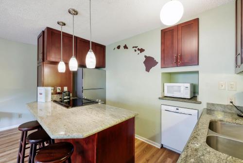 Una cocina o zona de cocina en Kihei Kai Oceanfront Condos