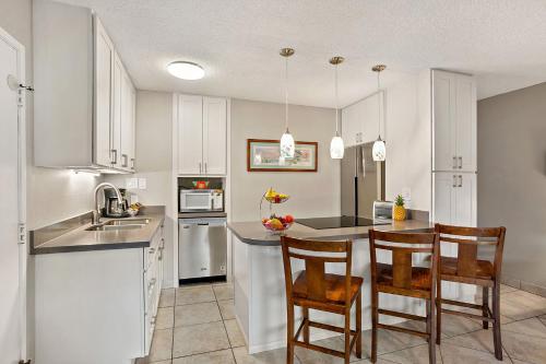 Una cocina o zona de cocina en Kihei Kai Oceanfront Condos
