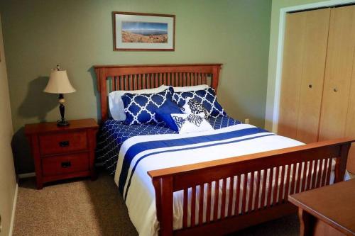 ein Schlafzimmer mit einem Bett mit blauen und weißen Kissen in der Unterkunft Siggi's Longhorn Lodge in Eden