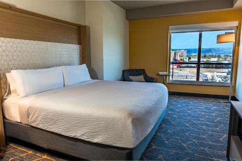 Кровать или кровати в номере Holiday Inn Oakland Airport by IHG