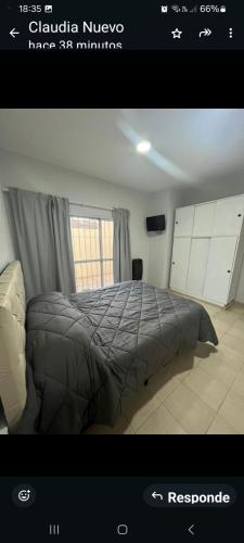 Una foto de un dormitorio con cama en departamentos CV, en Villa Mercedes