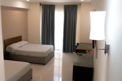 En eller flere senge i et værelse på Infinity Suites Habitación Triple 103