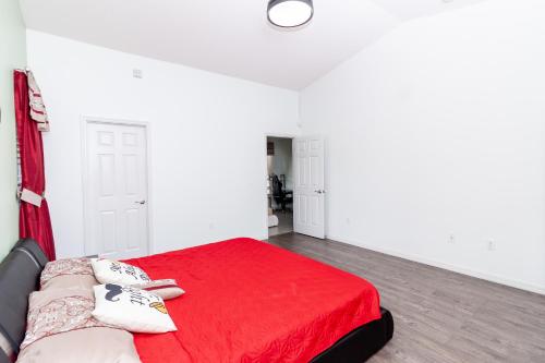Postel nebo postele na pokoji v ubytování Beautiful Fully Furnished 2-Bedroom Luxury Home