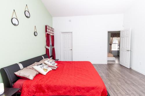 Postel nebo postele na pokoji v ubytování Beautiful Fully Furnished 2-Bedroom Luxury Home