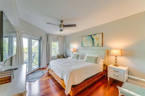 Ένα ή περισσότερα κρεβάτια σε δωμάτιο στο New Smyrna Beach Condo with Balcony and Ocean Walk