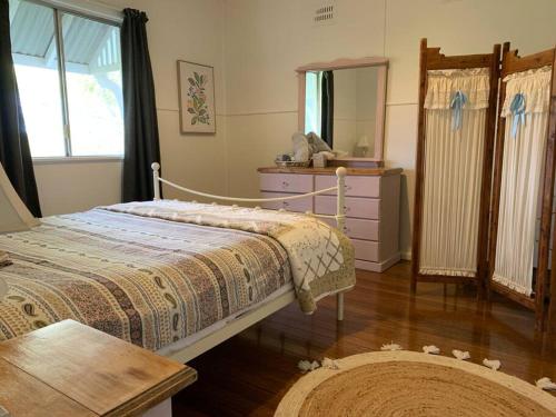 Un pat sau paturi într-o cameră la Cosy Cottage Linga Longa Farm