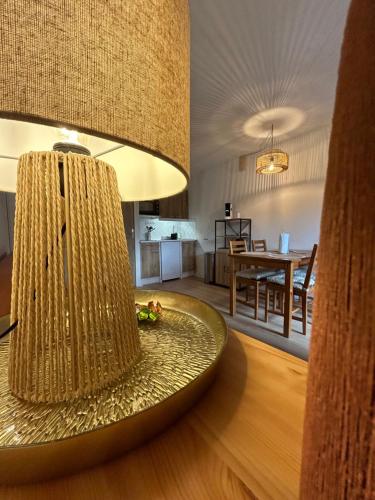 - une lampe sur une table dans le salon dans l'établissement Chalets du Village - Tily Home - Studio centre village, à Villard-de-Lans