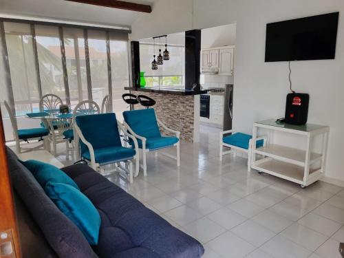 Una sala de estar con un sofá y sillas y una mesa. en Apartamento Melgar, Villa Flórez, en Melgar