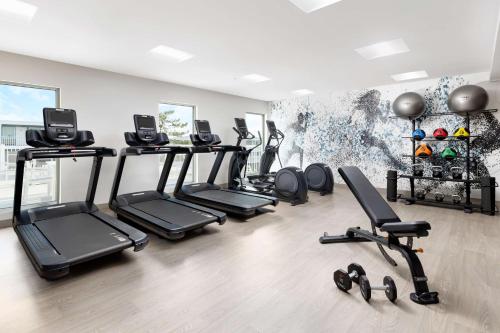 a gym with several treadmills and exercise bikes at Hilton Garden Inn Ocean City Oceanfront in Ocean City