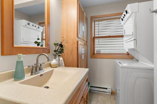 Η κουζίνα ή μικρή κουζίνα στο Lakefront, wildlife Cabin retreat - Pelican Bay Cabin