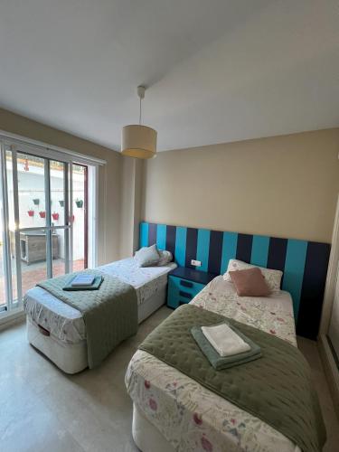 Ένα ή περισσότερα κρεβάτια σε δωμάτιο στο Home in Alcaidesa - sea & golf view with swimming pool