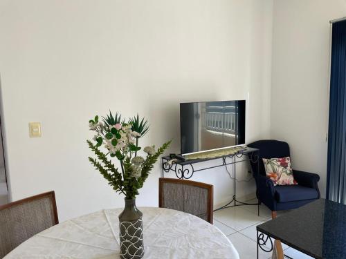 Μια τηλεόραση ή/και κέντρο ψυχαγωγίας στο Apartamento espaçoso de 3 quartos