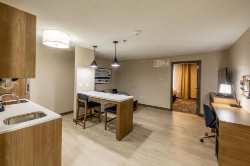 Η κουζίνα ή μικρή κουζίνα στο Candlewood Suites Wichita Northwest by IHG