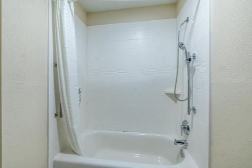 Ένα μπάνιο στο Candlewood Suites Wichita Northwest by IHG