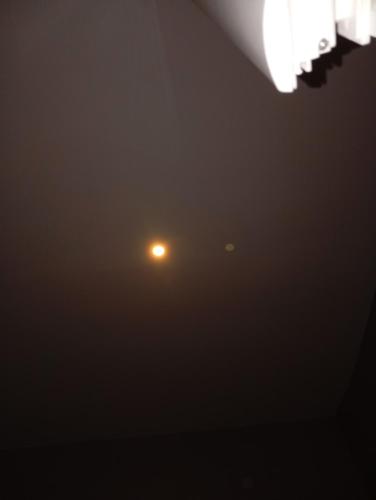 un feu de rue dans le brouillard avec une lune en arrière-plan dans l'établissement Domaine Vierzon Mérigot, à Vierzon