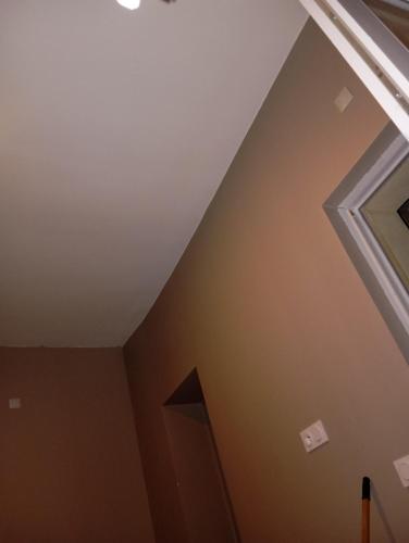 Cette chambre est dotée d'un plafond blanc et d'une fenêtre. dans l'établissement Domaine Vierzon Mérigot, à Vierzon