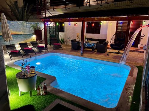 Πισίνα στο ή κοντά στο Villa Puerto Rico in front of the shopping center with private heated saltwater pool with jacuzzi & t able fút boll & arcade games OR St andard Villa Puerto Rico in front of the shopping center with private heated saltwater big jacuzzi & arcade games