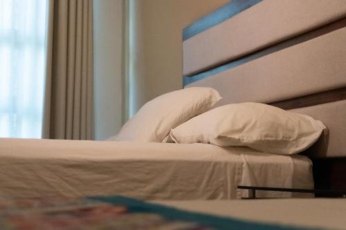 En eller flere senge i et værelse på Infinity Suites Habitación Doble 207