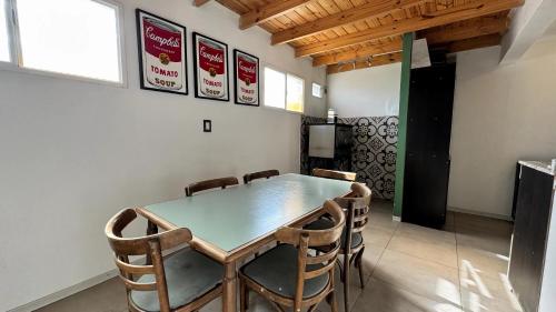 a dining room with a table and chairs at Departamento Loft completo, cómodo y luminoso. in Neuquén