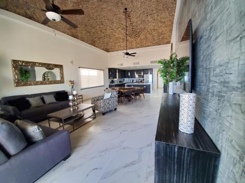 Χώρος καθιστικού στο Spacious Villa 14 Beachfront