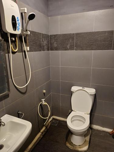 ein Badezimmer mit Toilette und Waschbecken in der Unterkunft Tamara Resort Motel in Tioman Island
