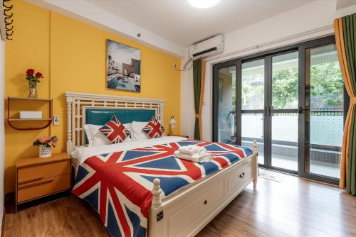 a bedroom with a british flag themed bed at Guangzhou He She Art Apartment in Guangzhou