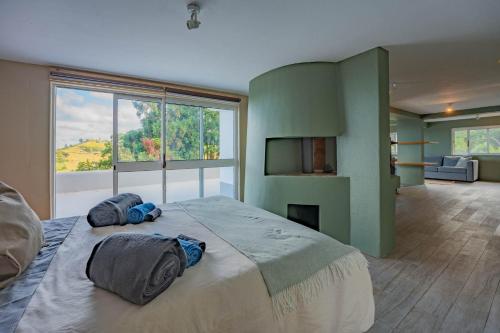 Ένα ή περισσότερα κρεβάτια σε δωμάτιο στο Flores Garden Retreat