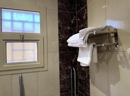 een badkamer met een raam en een handdoekenrek bij نزل ارام النفل Nozol Aram 4 in Riyad