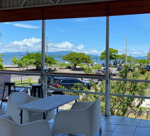 a restaurant with a view of a parking lot at Atardeceres familiares 2 in Puntarenas
