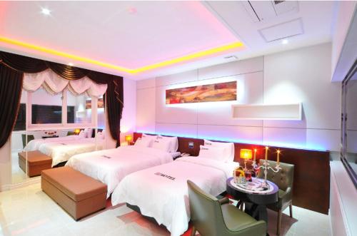 Postel nebo postele na pokoji v ubytování Mokpo Myeongpum Hotel