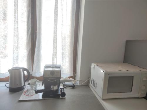 a kitchen with a sewing machine and a microwave at Lovely appartment near Como in Casnate con Bernate