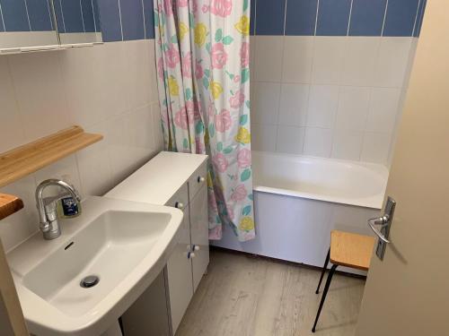 une salle de bain avec un lavabo et un rideau de douche dans l'établissement T2 Cabine 6 pers avec parking, face aux pistes - Enchastrayes - FR-1-165A-189, à Enchastrayes
