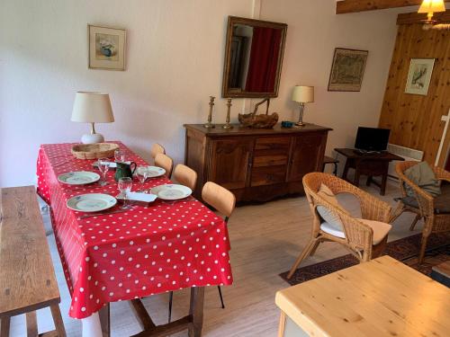d'une table avec un chiffon rouge et blanc à la polka dans l'établissement T2 Cabine 6 pers avec parking, face aux pistes - Enchastrayes - FR-1-165A-189, à Enchastrayes