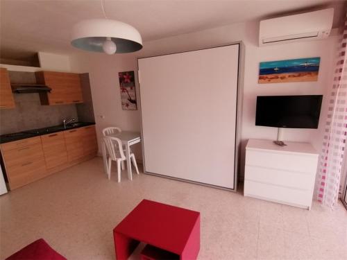 Photo de la galerie de l'établissement Studio cabine climatisé près plage, 4 pers. avec parking - Port Camargue - FR-1-731-102, au Grau-du-Roi