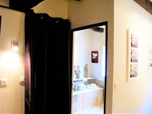 a mirror in a room with a bathroom with a tub at Chambres entre Romorantin-Chambord-Zoo de Beauval - Orée du Bois en Sologne in Lassay-sur-Croisne