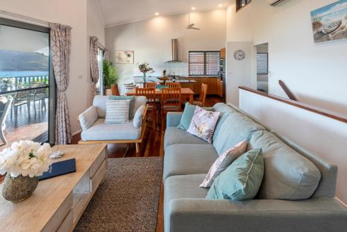 Гостиная зона в Casuarina 18 Hamilton Island Ocean Views, Golf Buggy & transers