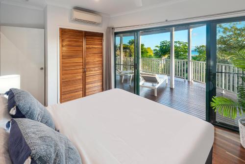 Кровать или кровати в номере Casuarina 18 Hamilton Island Ocean Views, Golf Buggy & transers