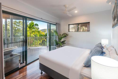 Кровать или кровати в номере Casuarina 18 Hamilton Island Ocean Views, Golf Buggy & transers