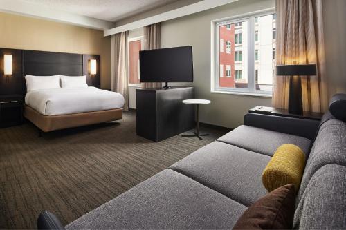 Кровать или кровати в номере Residence Inn Denver City Center