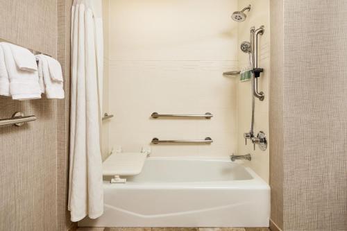 Ванная комната в Residence Inn Denver City Center